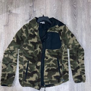 Army green/Camo Comfortable Outdoorsy Jacket. UNISEX size XS